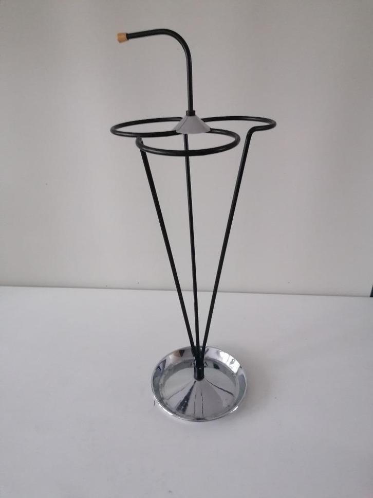 vintage metalen paraplubak met uitdruipbakje onderin, Huis en Inrichting, Woonaccessoires | Paraplubakken, Gebruikt, Metaal, Verzenden