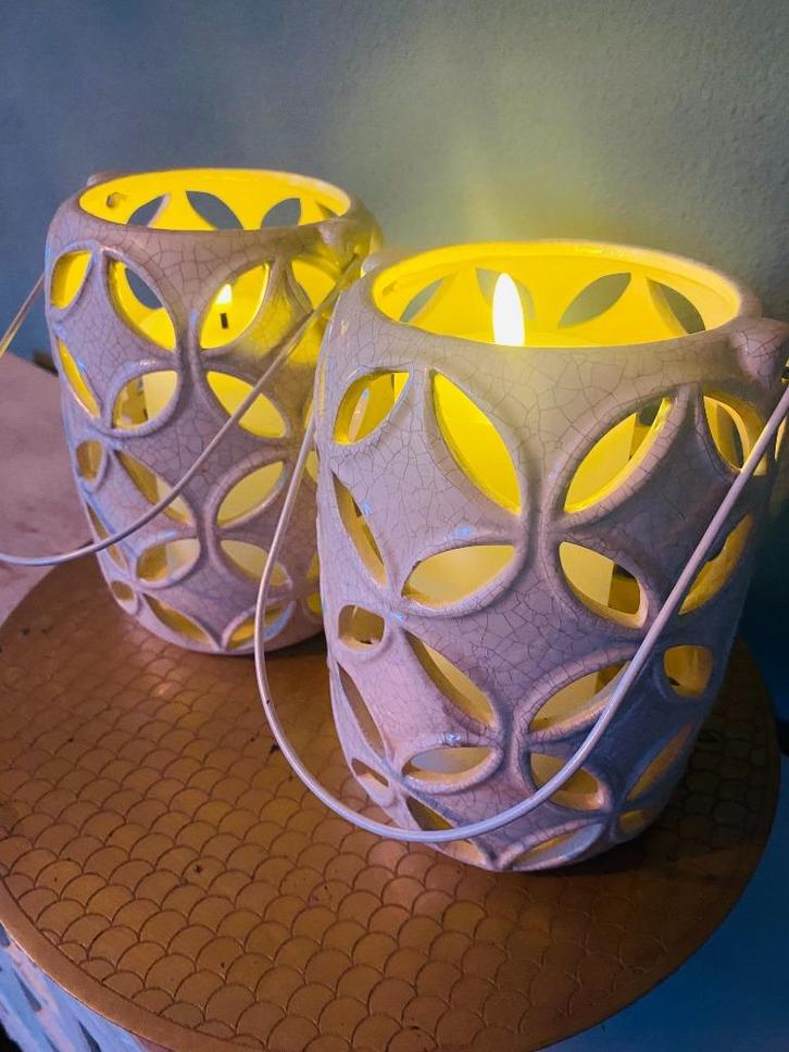 Stijlvolle set witte keramieken windlichten met bloemmotief, Huis en Inrichting, Woonaccessoires | Kandelaars en Kaarsen, Zo goed als nieuw