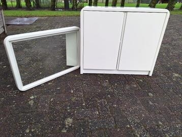Witte kast en bijpassende spiegel / kastje / badkamermeubel