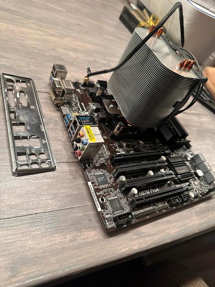 ASRock H87M Pro4 Moederbord met Intel Core i5-4570, Computers en Software, Moederborden, Gebruikt, Intel, DDR3, Ophalen of Verzenden