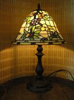 Mooie Tiffany tafellamp met kleurige steentjes in de kap, Ophalen of Verzenden, Zo goed als nieuw, Glas, Minder dan 50 cm