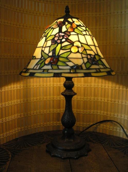 Mooie Tiffany tafellamp met kleurige steentjes in de kap, Huis en Inrichting, Lampen | Tafellampen, Zo goed als nieuw, Minder dan 50 cm