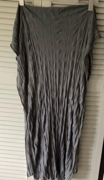 (J) grijze plissee shawl beschikbaar voor biedingen
