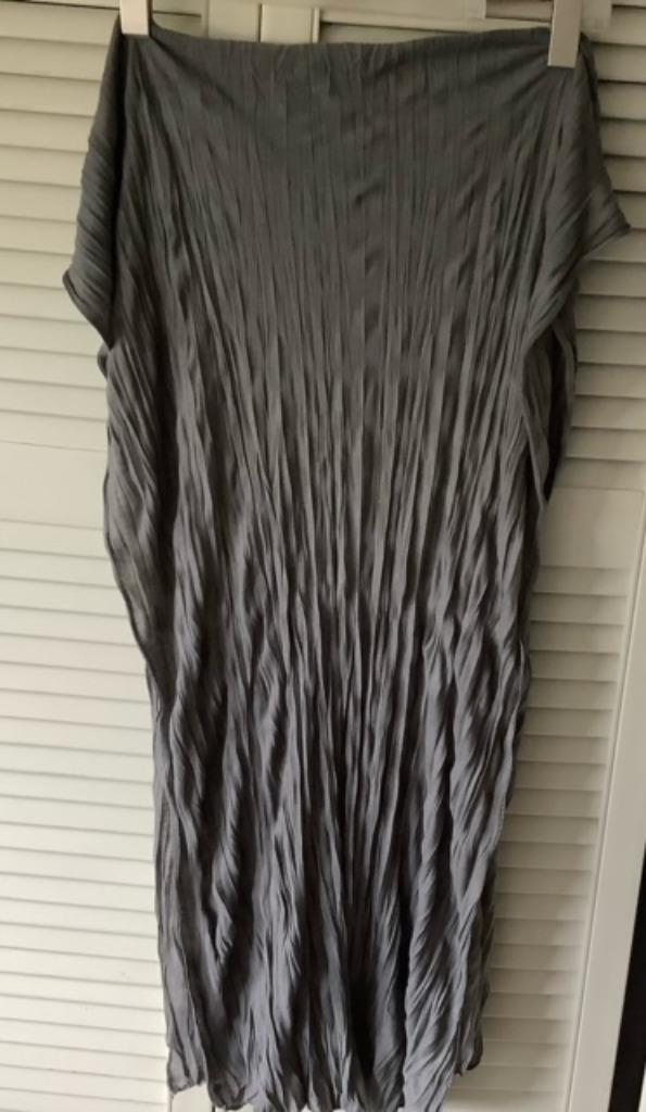 (J) grijze plissee shawl, Kleding | Dames, Mutsen, Sjaals en Handschoenen, Zo goed als nieuw, Sjaal, Maat 46/48 (XL) of groter