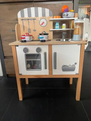 Speelgoedkeuken, speelgoed huishoudsetje en theeset beschikbaar voor biedingen