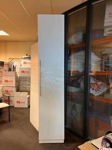 Witte kast met planken beschikbaar voor biedingen