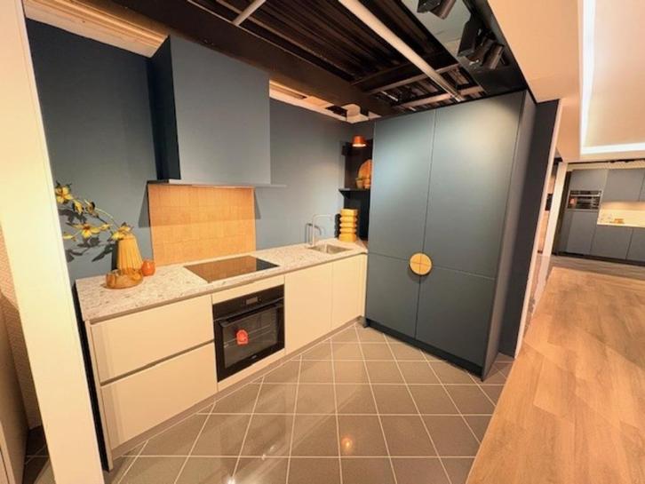 Showroomkeuken Mira Kiezelgrijs/ Savino Diepblauw, Huis en Inrichting, Keuken | Complete keukens, Zo goed als nieuw, Hoekkeuken