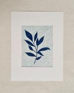 botanische print met linoleumsnede en passe partout 30x40, Minder dan 50 cm, Oorspronkelijke maker, Nieuw, Ophalen of Verzenden
