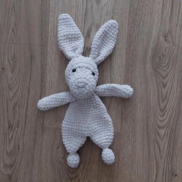 Grote zachte knuffel konijn.  beschikbaar voor biedingen