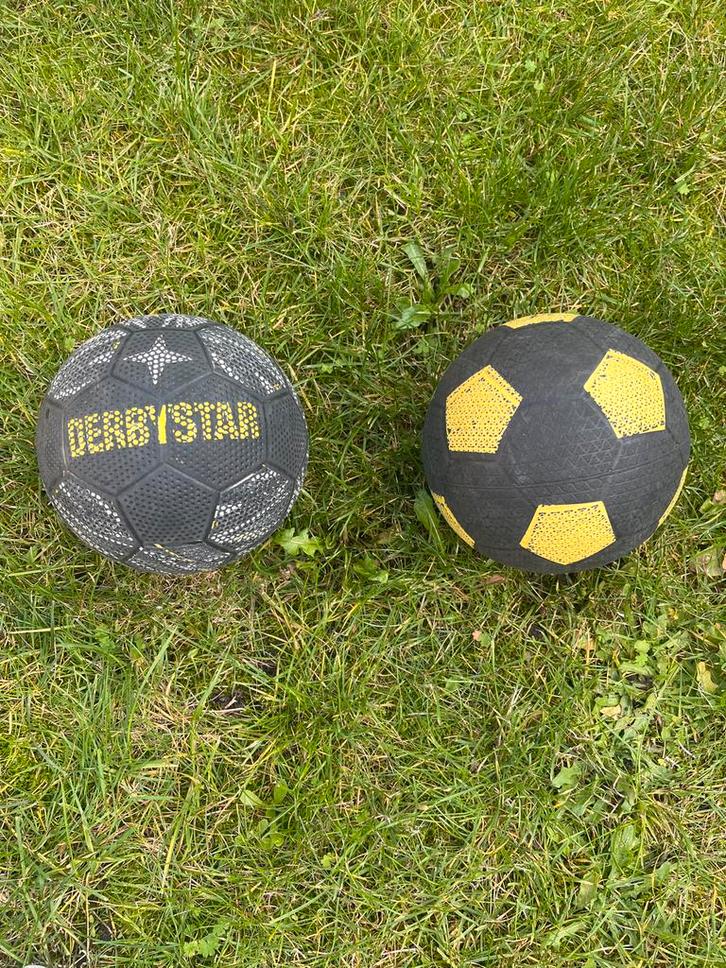 2 Straatvoetbal Ballen - Derbystar + Merkloos, Sport en Fitness, Voetbal, Zo goed als nieuw, Bal, Maat XL, Ophalen