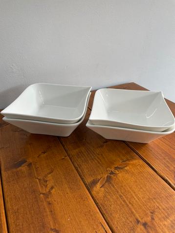 4 witte serveer kommen. 20 cm. beschikbaar voor biedingen