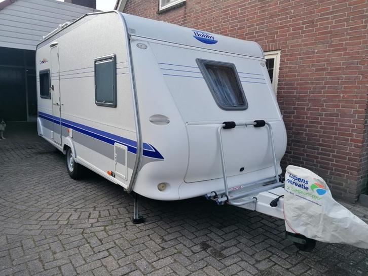 Hobby 460 De Luxe, Caravans en Kamperen, Caravans, Particulier, tot en met 4, 1000 - 1250 kg, Rondzit, Hobby, Frans bed, 4 tot 5 meter