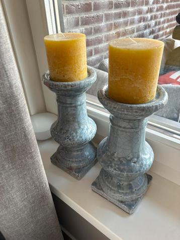 2 robuuste kandelaars met kaarsen beschikbaar voor biedingen