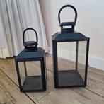 2 Zwarte Metalen Windlichten / Lantaarns, Huis en Inrichting, Woonaccessoires | Kandelaars en Kaarsen, Ophalen, 25 tot 50 cm, Zwart