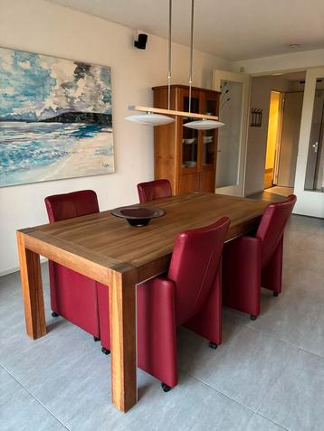 Houten Eettafel met Rode lederen rekaxe Stoelen beschikbaar voor biedingen