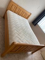 2 persoons bed met matras en 2 nachtkastjes, Tweepersoons, Zo goed als nieuw, Hout, 140 cm