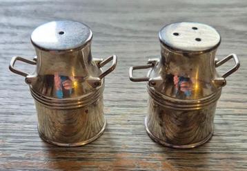 Prachtige zout en peper potten gemerkt.   beschikbaar voor biedingen