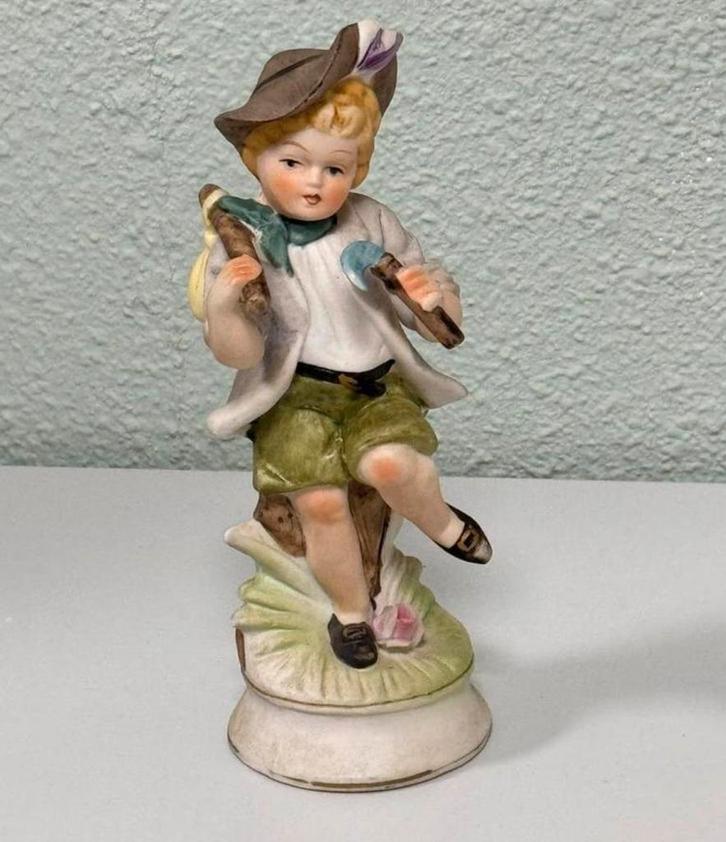 Capodimonte bisque porselein beeld beeldje meisje hiking, Verzamelen, Beelden en Beeldjes, Zo goed als nieuw, Mens, Ophalen of Verzenden