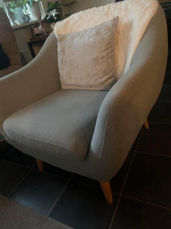Grijze fauteuil met blank eiken poten, Huis en Inrichting, Fauteuils, Gebruikt, Hout, 50 tot 75 cm, 75 tot 100 cm, Ophalen of Verzenden