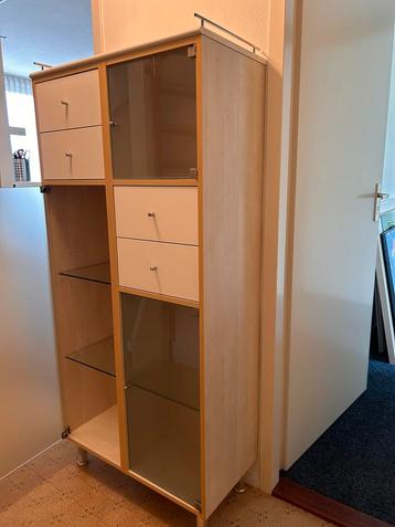 Mooie Kast met Glas en Lades beschikbaar voor biedingen