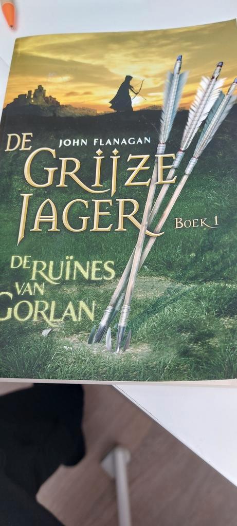 John Flanagan - De ruïnes van Gorlan €3, Boeken, Kinderboeken | Jeugd | 10 tot 12 jaar, Zo goed als nieuw, Ophalen of Verzenden