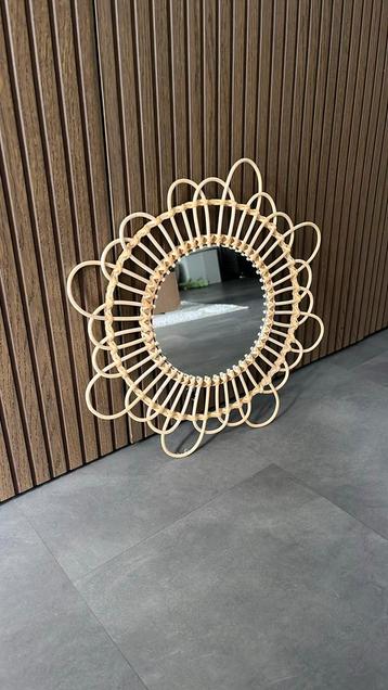 Rotan spiegel – Rond bloemvorm beschikbaar voor biedingen