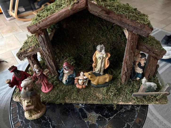 Kerststal met 9 figuren, Antiek en Kunst, Antiek | Religie, Ophalen of Verzenden