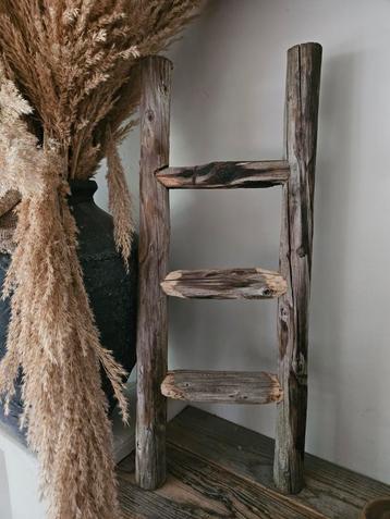 Oude houten decoratie ladder - trap beschikbaar voor biedingen
