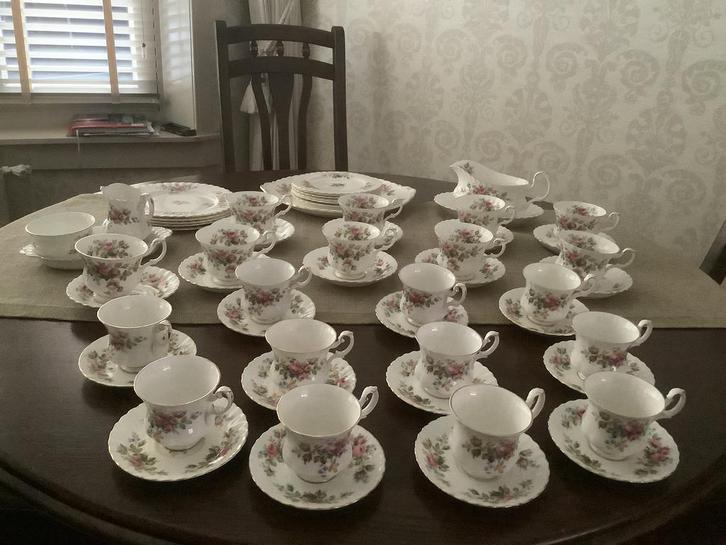 Royal Albert, Antiek en Kunst, Antiek | Servies compleet, Ophalen of Verzenden