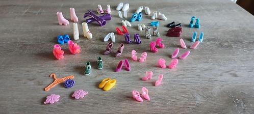 Set 32 paar Barbie schoenen pumps sneakers laarsjes slippers, Kinderen en Baby's, Speelgoed | Poppen, Zo goed als nieuw, Barbie