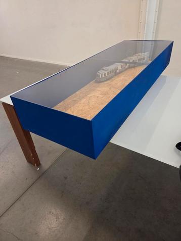 Vitrine Bak Donkerblauw met Acryl Deksel beschikbaar voor biedingen