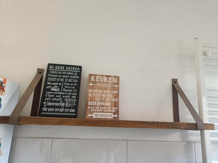 Leuke houten wandplank met leren riempjes, Huis en Inrichting, Woonaccessoires | Wandplanken en Boekenplanken, Zo goed als nieuw