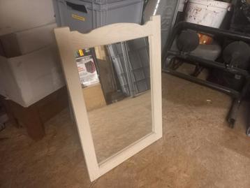 Spiegel met houten rand  beschikbaar voor biedingen