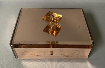 Boho-Chic jaren '70 roze kristallen juweeldoos beschikbaar voor biedingen