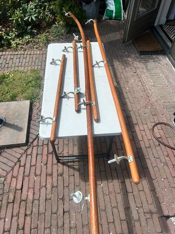 Hardhouten trapleuningen beschikbaar voor biedingen