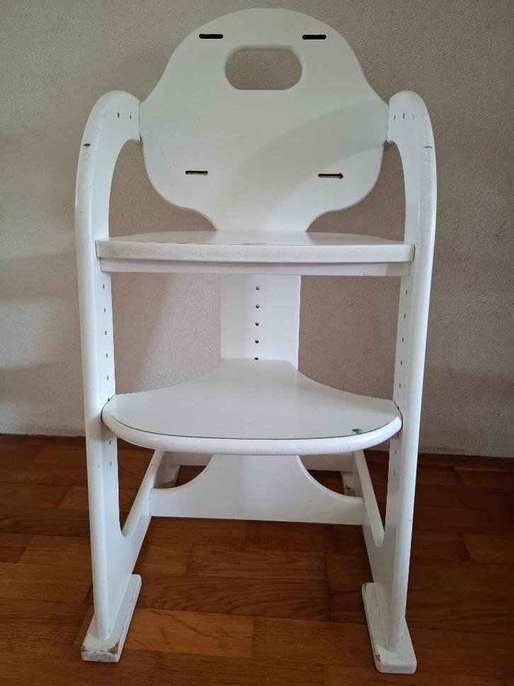 Witte houten kinderstoel met eetblad, Kinderen en Baby's, Kinderstoelen, Gebruikt, Meegroeistoel, Aanschuifbaar, Afneembaar eetblad