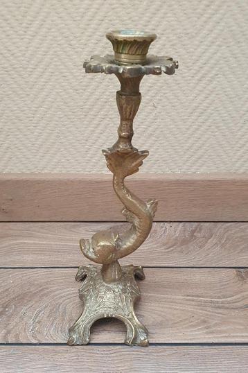 Empire stijl bronzen kandelaar met een dolfijn beschikbaar voor biedingen