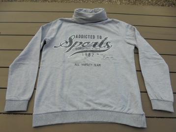 Grijze trui beschikbaar voor biedingen