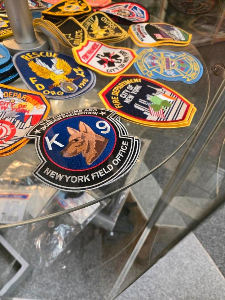 Diverse stoffen batches K9 New York Police etc, Verzamelen, Militaria | Algemeen, Landmacht, Embleem of Badge, Nederland, Ophalen of Verzenden