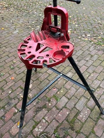 Virax driepoot pioniers werkbank met Ridgid snijgereedschap beschikbaar voor biedingen