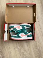 Nike Low Dunk Coral, Ophalen of Verzenden, Zo goed als nieuw, Sneakers of Gympen, Nike