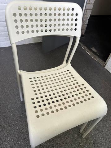 2 Plastic Chairs beschikbaar voor biedingen