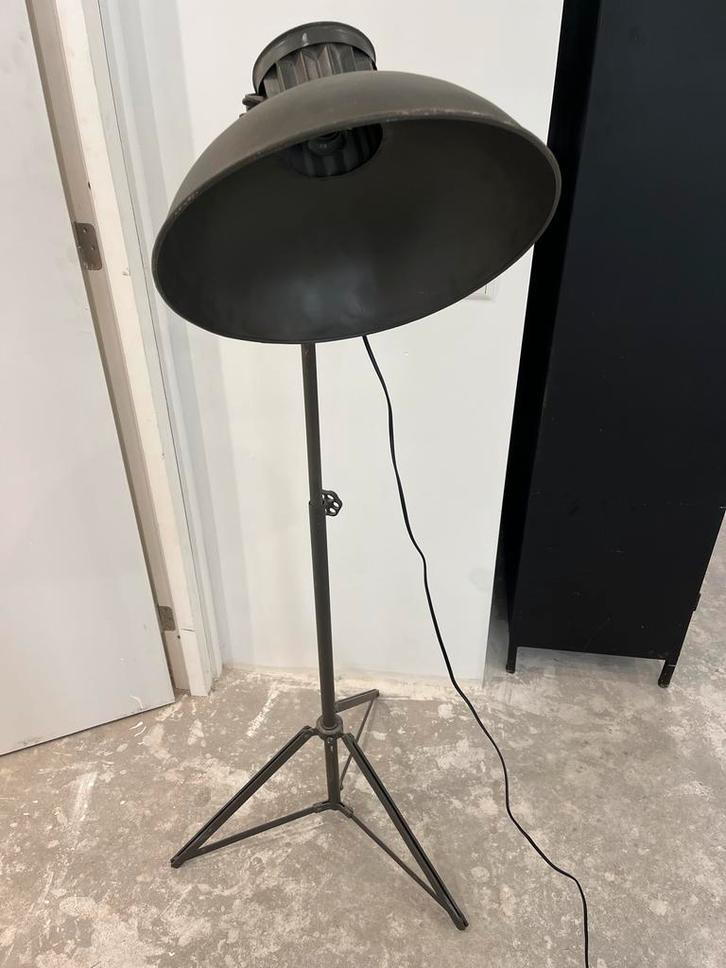 Industriële Vloerlamp van Metaal, Antiek en Kunst, Antiek | Lampen, Ophalen of Verzenden