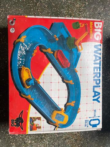 Waterplay met bootjes en poppetjes beschikbaar voor biedingen