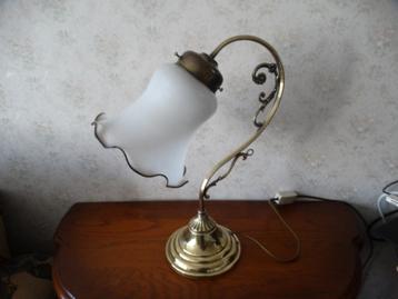 Tafellamp klassiek vintage, messing, glazen kelk wit beschikbaar voor biedingen