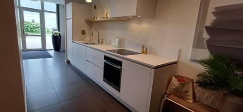 Showroomkeuken wit, Huis en Inrichting, Keuken | Complete keukens, Nieuw, Enkelwandige keuken, Wit, Kunststof, Greeploos, Ophalen
