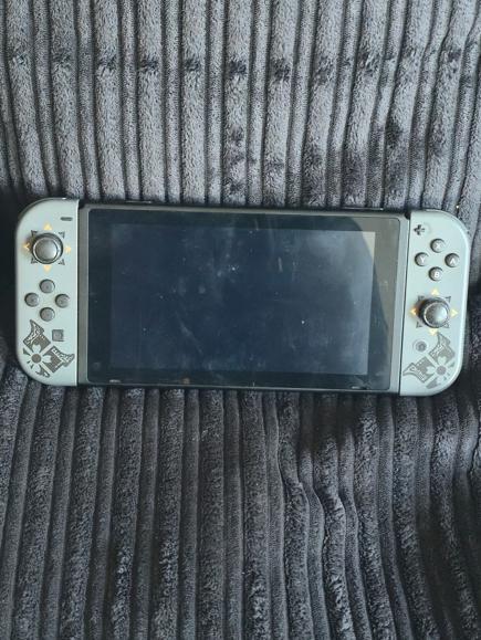 Nintendo Switch Monster Hunter Rise Edition + 128 GB SD, Spelcomputers en Games, Games | Nintendo Switch, Zo goed als nieuw, 1 speler