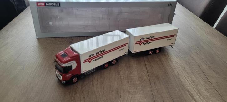 Wsi Scania De vries hallum, Hobby en Vrije tijd, Modelauto's | 1:50, Nieuw, Bus of Vrachtwagen, Wsi, Ophalen of Verzenden