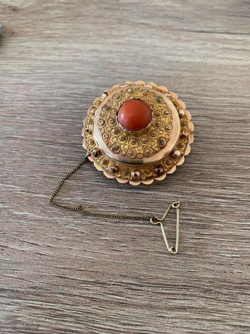 Klederdracht broche bloedkoraal 14k goud Antiek 1880, Sieraden, Tassen en Uiterlijk, Antieke sieraden, Broche, Goud, Met edelsteen