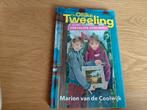 De olijke tweeling en het vervalste schilderij, Ophalen of Verzenden, Zo goed als nieuw, Marion van de Coolwijk